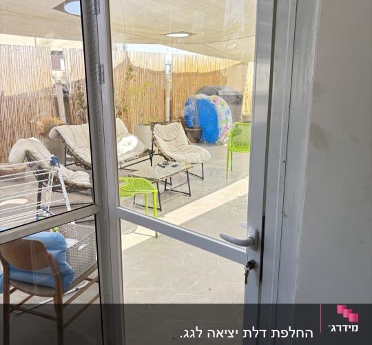 דלת אלומיניום עם ידית ומנעול